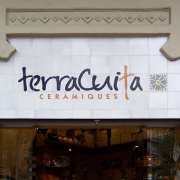 b) Terracuita; nom per una botiga de ceràmica.
